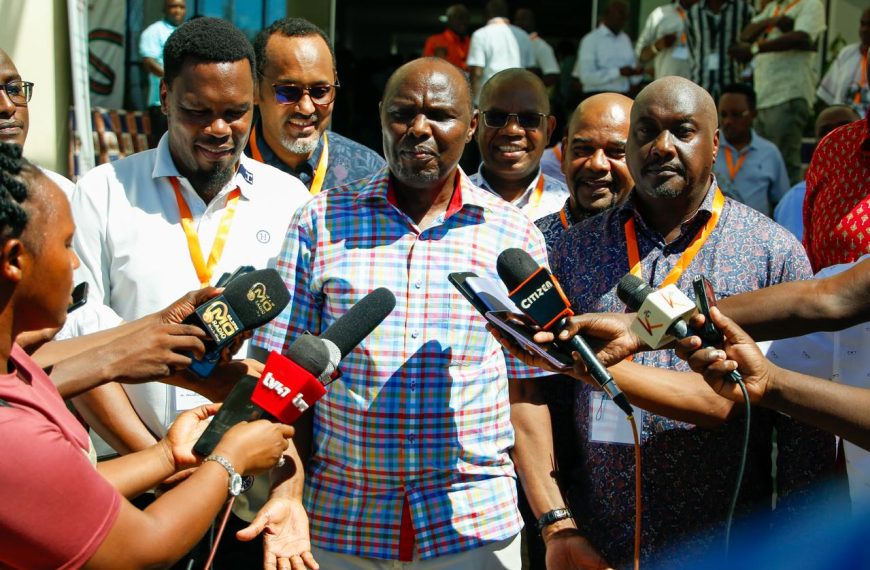 Chief of staff calls for truce in health workers strike