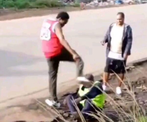 Teenage motorist filmed beating Kenyan policeman arrested » Capital News