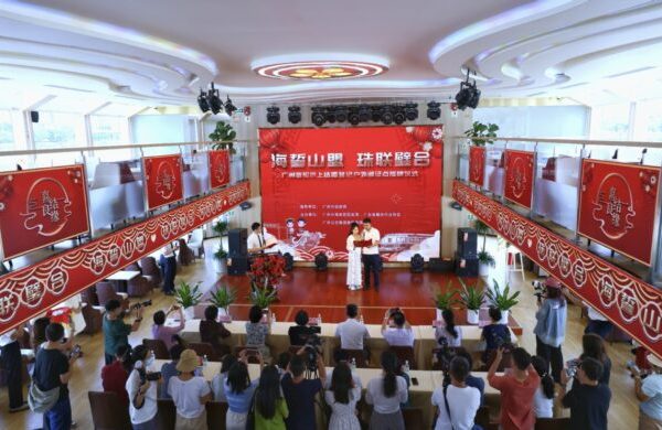 Cruise ship for marriage registration sets sail from Guangzhou
