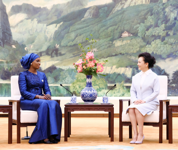 Peng Liyuan chats over tea with Senegal’s first lady » Capital News