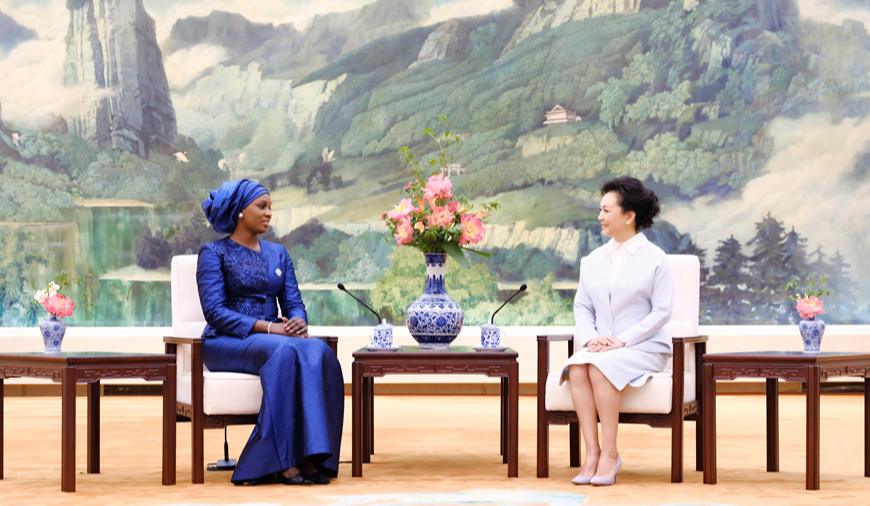 Peng Liyuan chats over tea with Senegal’s first lady » Capital News