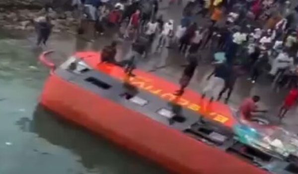 Chania mini-bus overturns at Likoni crossing; six rescued, no Casualties » Capital News