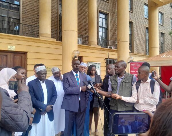 Lamu residents throng Milimani Law Courts in protest of illegal acquisition of their land » Capital News