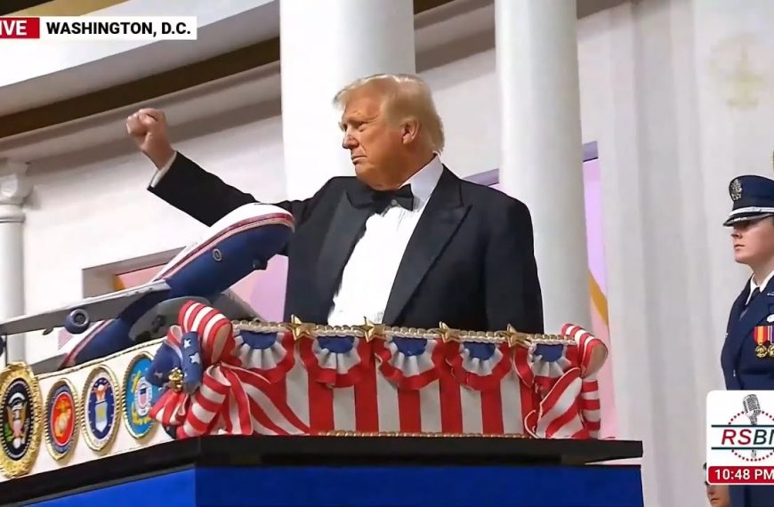 (WATCH) ‘Does anybody want some!?’ – Trump cuts cake, dances with military sword at inaugural ball