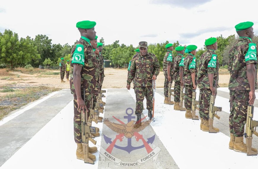 Lt Gen Ketter visits KDF troops in Somalia and Lamu » Capital News