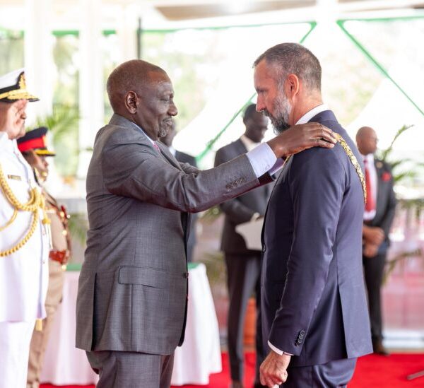 Ruto confers Prince Rahim Aga Khan V with Chief of the Order of the Golden Heart award » Capital News